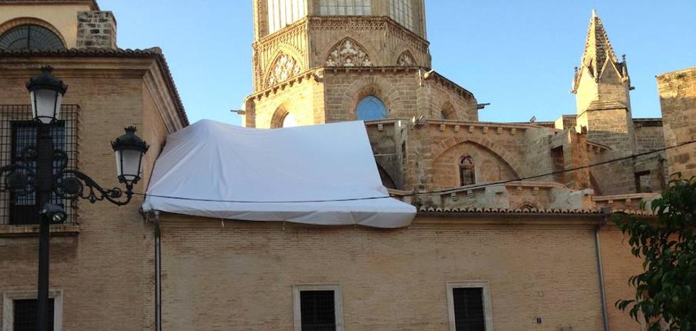 La Catedral de Valencia coloca una lona por las goteras en la sacristía