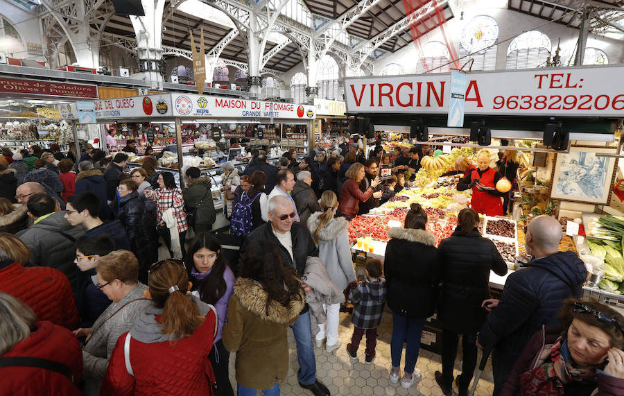 Los valencianos preparan la cena de Nochevieja en el mercado central