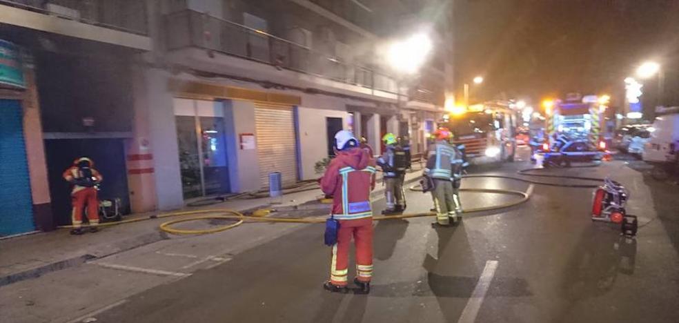 Las llamas destruyen dos vehículos y obligan a desalojar una finca en la avenida del Sur de Mislata