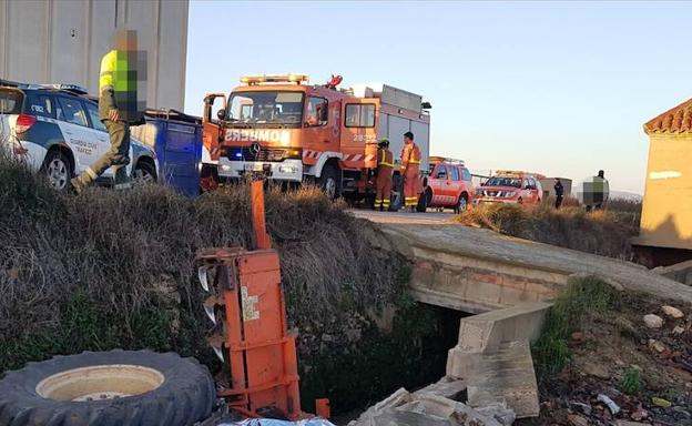 Un hombre muere al volcar un tractor en Alginet