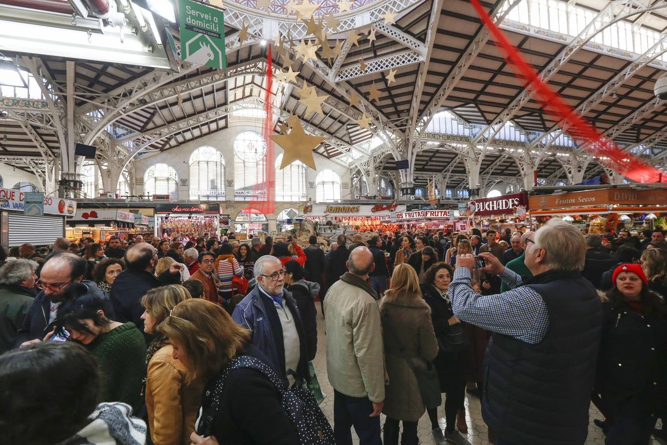 Atascos y mercados repletos en Valencia antes de Nochevieja