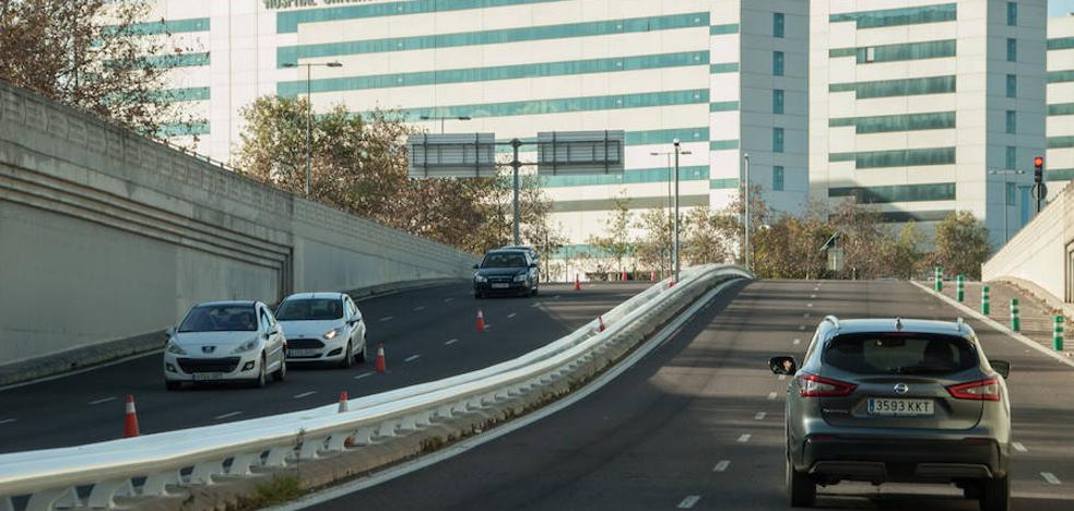 El Consistorio instala una barrera en la mediana del túnel del Bulevar Sur