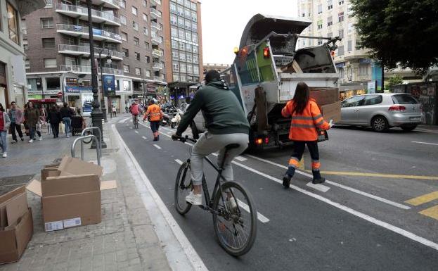 Compromís pide que el carril bici en Valencia esté en la calzada para «liberar» la acera