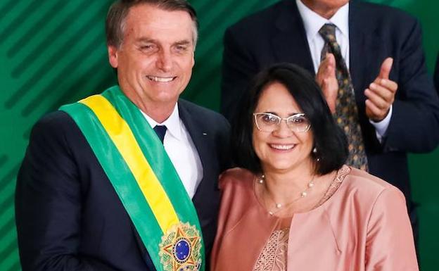 La ministra de Familia de Bolsonaro quiere a las mujeres «vestidas de rosa»