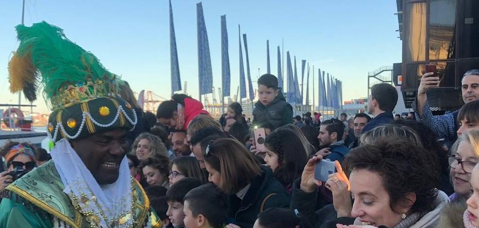Cuentos para recibir a los Reyes Magos en una cabalgata en Valencia algo accidentada