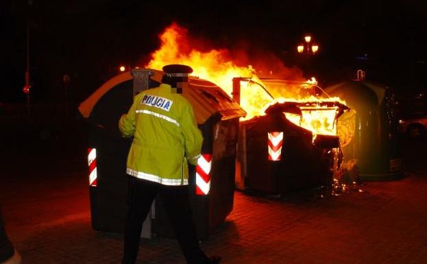 Un policía sufre quemaduras al evitar que ardieran dos vehículos en Valencia