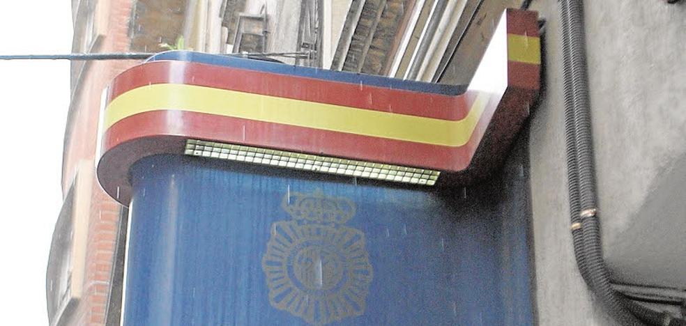 Abandona a sus hijos en su casa rodeados de suciedad y excrementos para irse a un bar de Patraix