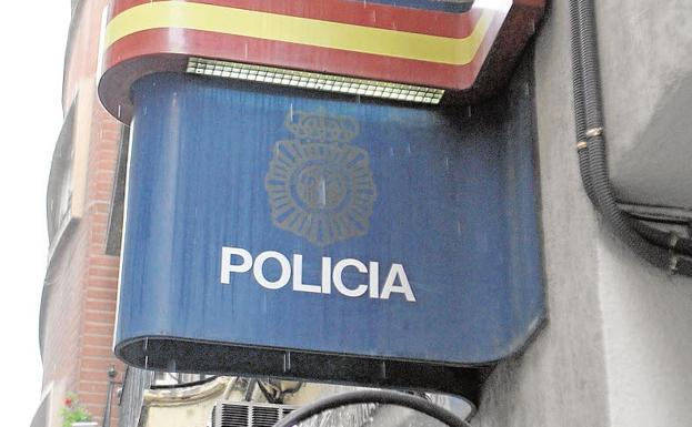 Abandona a sus hijos en su casa rodeados de suciedad y excrementos para irse a un bar de Patraix