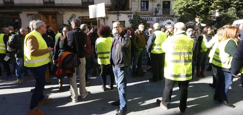 Los trabajadores de FGV se concentran ante la Generalitat
