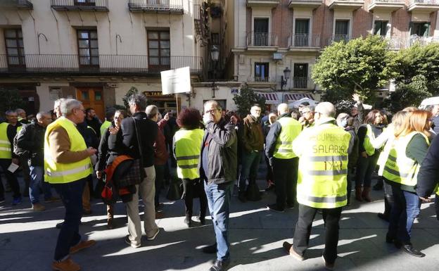 Los trabajadores de FGV se concentran ante la Generalitat