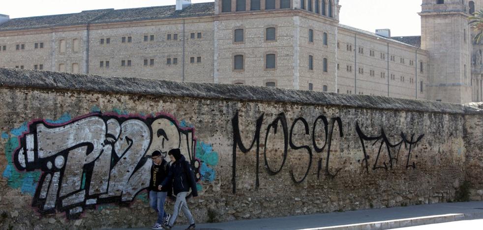 El vandalismo se ceba con el entorno protegido de San Miguel de los Reyes