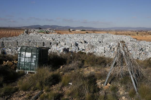 La retirada de las 43.000 toneladas de plástico de Utiel cuesta un millón