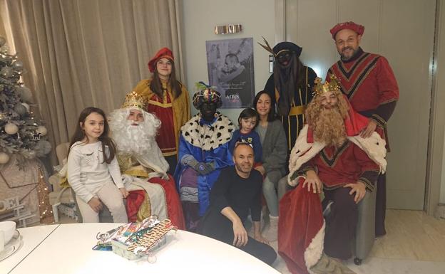 Iniesta pide perdón por una polémica foto con los Reyes Magos