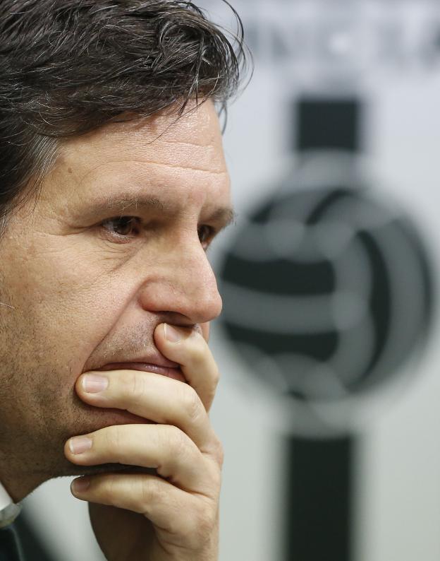 Meriton ratifica a Marcelino pero le exige una reacción inmediata