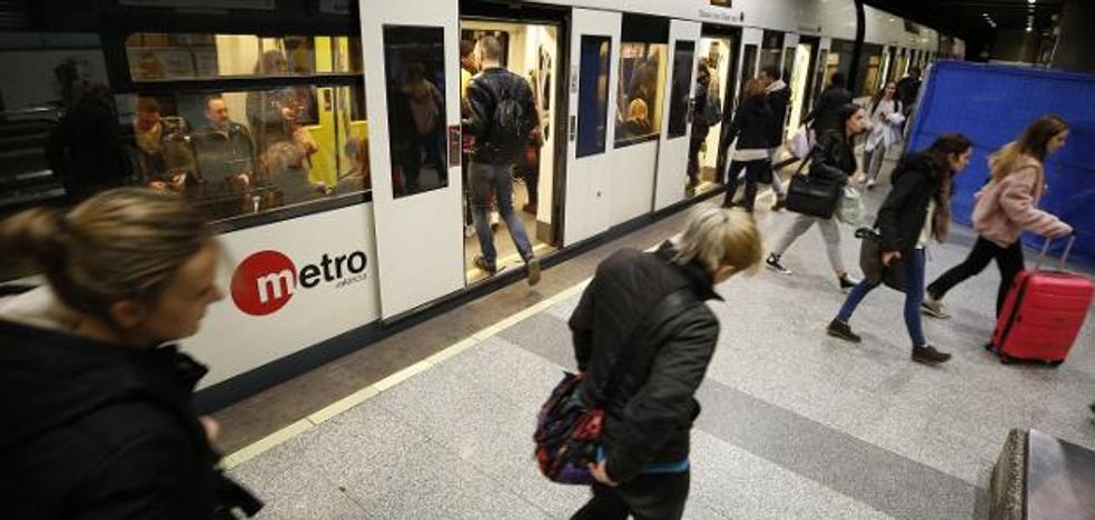 Esperas de veinte minutos en el primer paro del metro