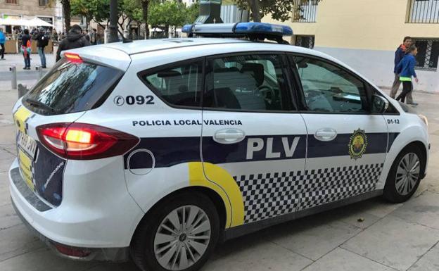 Agrede a su madre de 84 años tras llegar a casa ebrio y rompe los muebles con una porra en Valencia