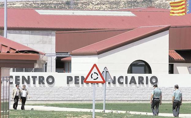 Un preso hiere a cuatro funcionarios de la cárcel de Villena a puñetazos y patadas