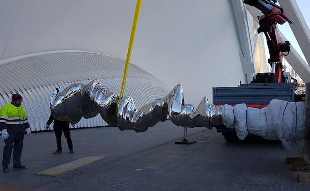 Trasladan al puente de Monteolivete la escultura de Tony Cragg que Hortensia Herrero compró para Valencia