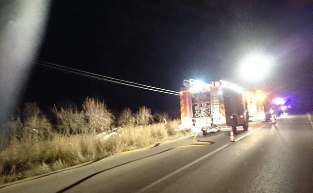 Los bomberos rescatan a cuatro personas en un accidente con un coche en Alcalalí