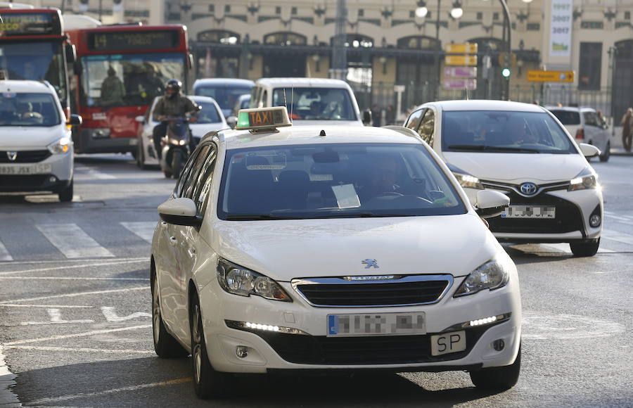 Los taxistas cuestionan los precios de Uber