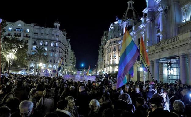 Un millar de mujeres protestan en Valencia por el pacto en Andalucía