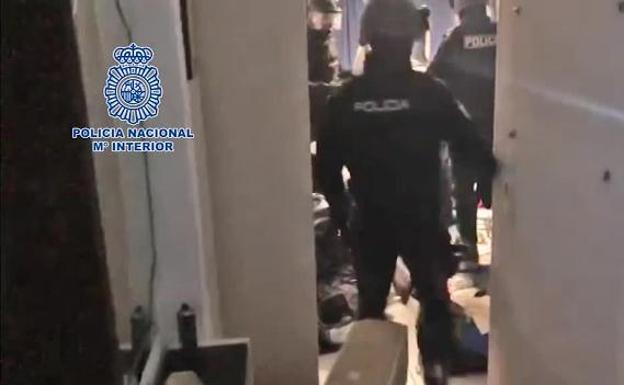 Un hombre armado se atrinchera seis horas en su casa de Gandía tras dar una paliza a su pareja