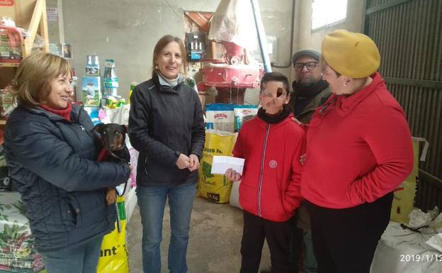 Un niño dona la indemnización por la muerte de su perro a una protectora de Fontanars