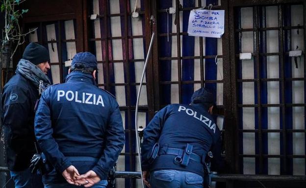 La Camorra italiana hace estallar un paquete bomba en una pizzería de Nápoles