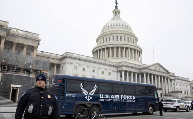 Un Trump despechado por quedarse sin cámaras arrebata el avión a la portavoz del Congreso