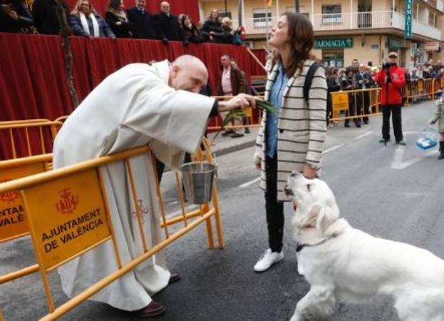 Sandra Gómez acude con su perro Pep a la bendición de animales por San Antonio en Valencia