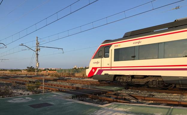 Una avería interrumpe la circulación de un tren Cartagena-Valencia en Elche