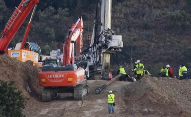 Roca muy dura ralentiza la perforación con un avance de un metro en toda la mañana