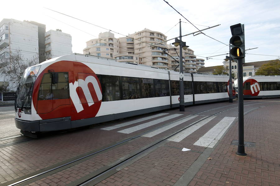 Cortadas dos líneas del tranvía por el choque de un camión contra la catenaria