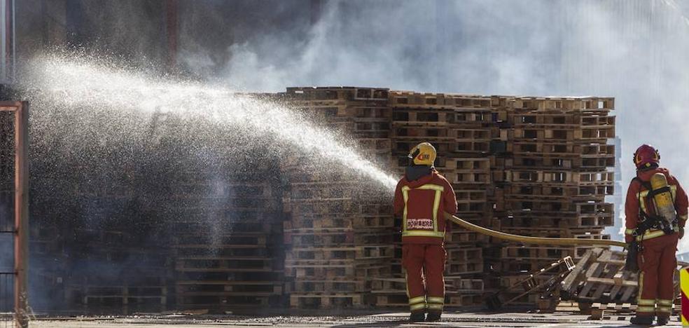 El olor a plástico quemado inunda Manises y Paterna mientras los bomberos dan por finalizado el incendio