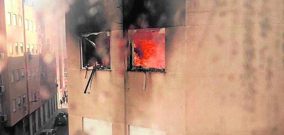 Un incendio obliga a rescatar a cinco jóvenes atrapadas en un balcón y a desalojar una finca en Albal
