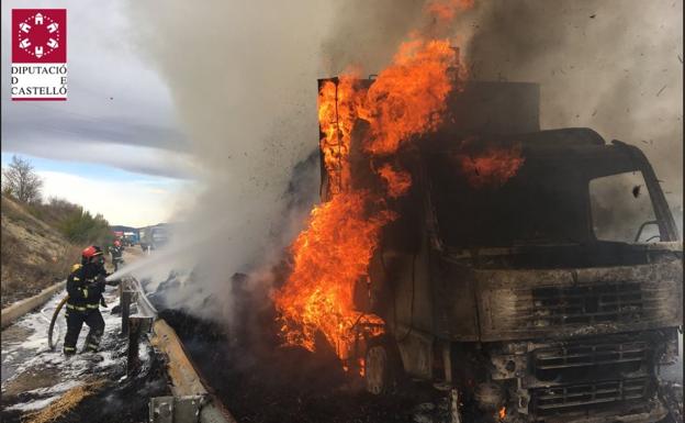 El incendio de un camión que transportaba paja obliga a cortar la A-23 a la altura de Jérica