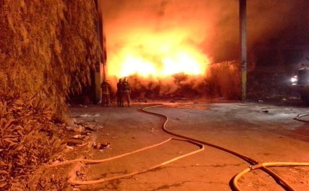 Arden dos depósitos de material de reciclaje en una planta de Guadassuar