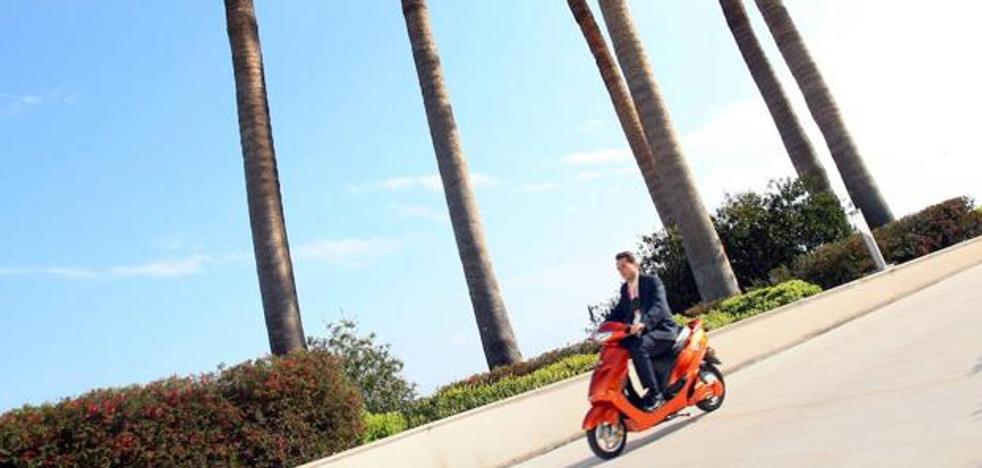 Más de mil motos de alquiler circulan sin regulación en Valencia