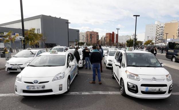 La presión de los taxistas crece en Valencia