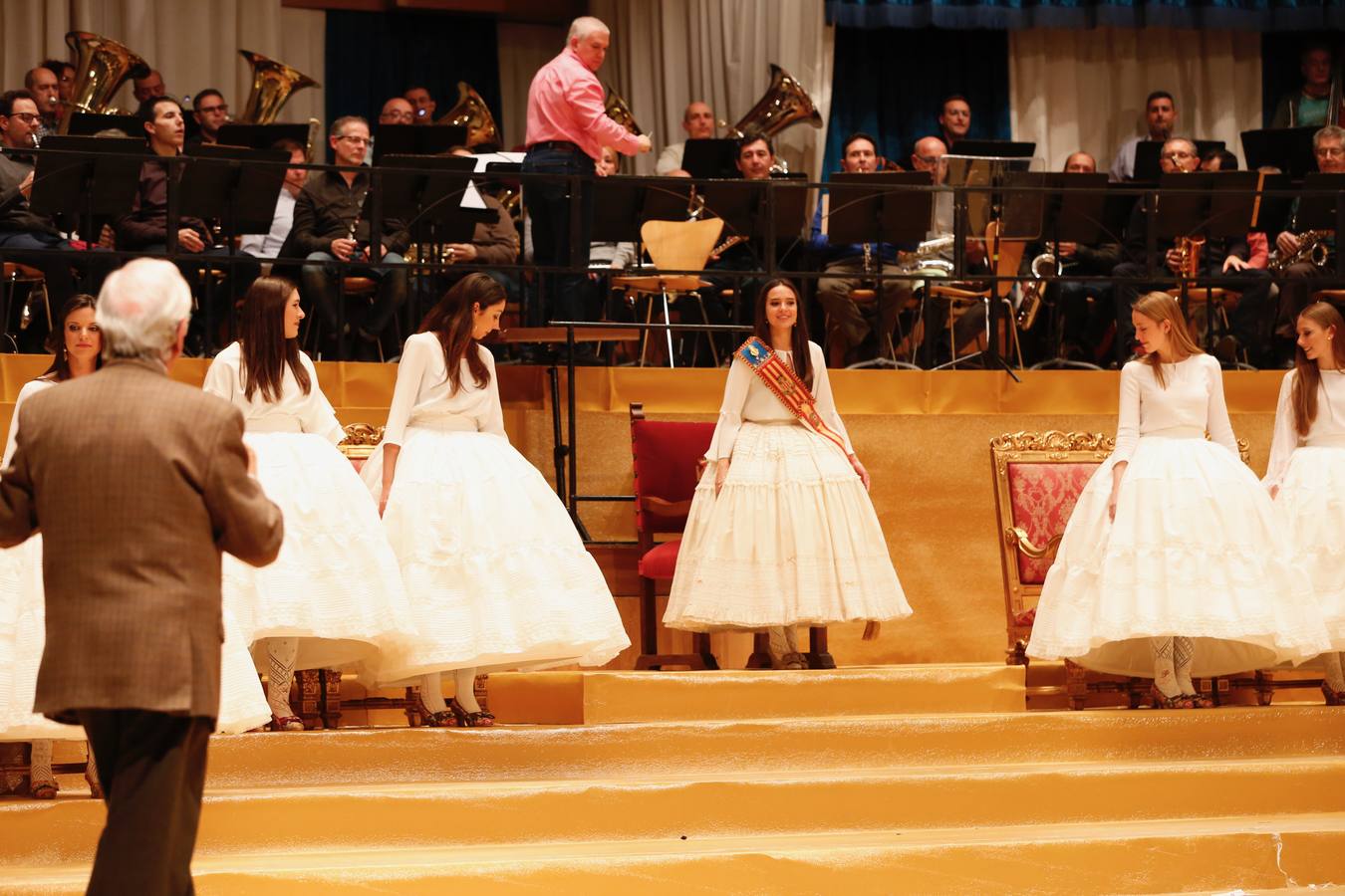 Marina y Sara, falleras mayores de Valencia 2019, ensayan las exaltaciones