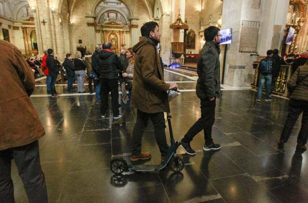 La catedral pide a fieles y turistas que no entren con patinetes en el templo