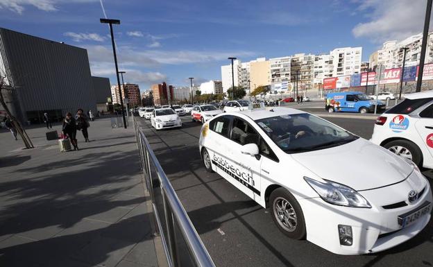 Puig reclama a Fomento que dé a las autonomías la capacidad normativa para regular VTC