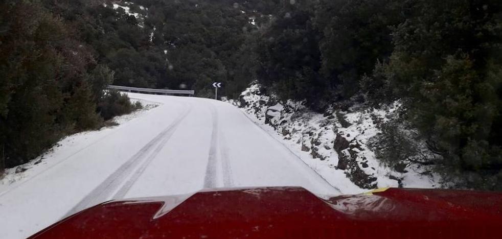 La nieve corta el paso de camiones y autobuses en Morella y el viento tumba un tejado en Paterna
