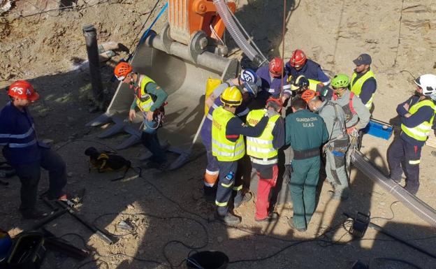 Los mineros excavan el primer metro de la galería para llegar hasta Julen