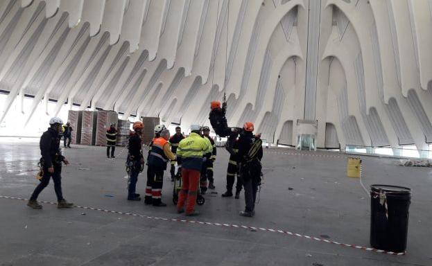 Rescatan a un trabajador accidentado a 60 metros de altura en el Ágora