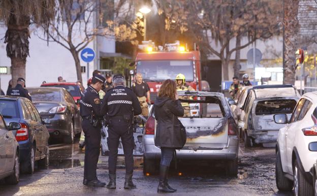 Arden tres vehículos en un incendio en Campanar