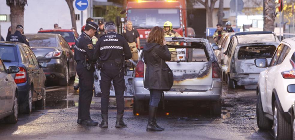 Arden tres vehículos en un incendio en Campanar