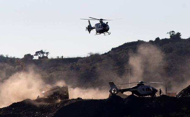 Tres helicópteros trasladan a Totalán más explosivos, dos guardias civiles del Equipo de Montaña y dos especialistas en espeleología y microvoladuras