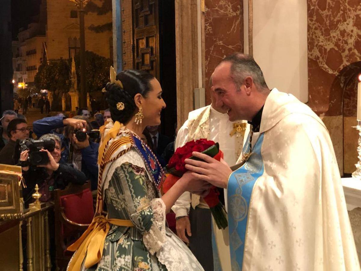 La primera ofrenda de las falleras mayores de Valencia a la Virgen