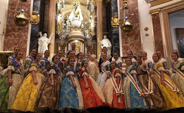 La primera ofrenda de las falleras mayores de Valencia a la Virgen